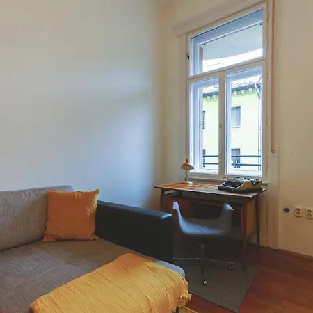 Appartement Center Lovely Balcony Flat *