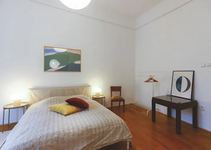 Center Lovely Balcony Flat