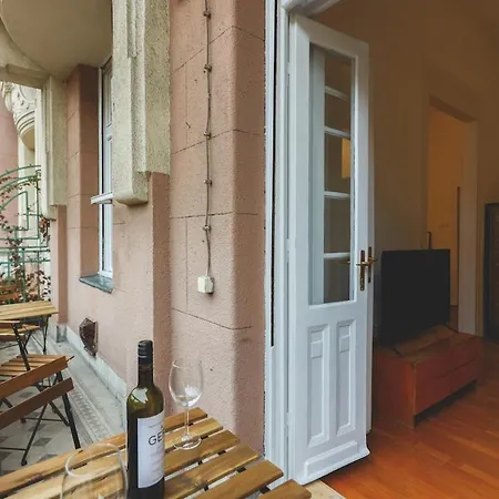 Center Lovely Balcony Flat