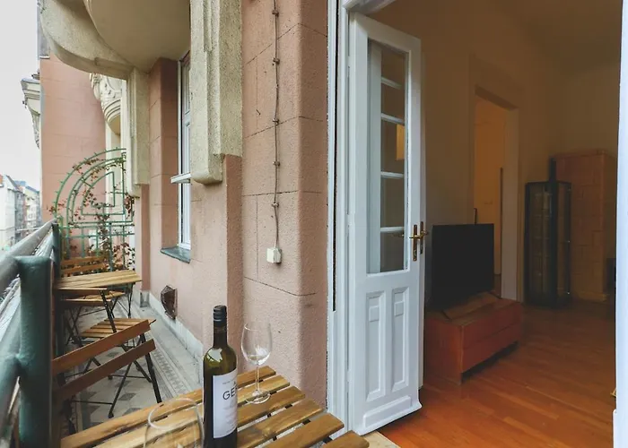 Center Lovely Balcony Flat